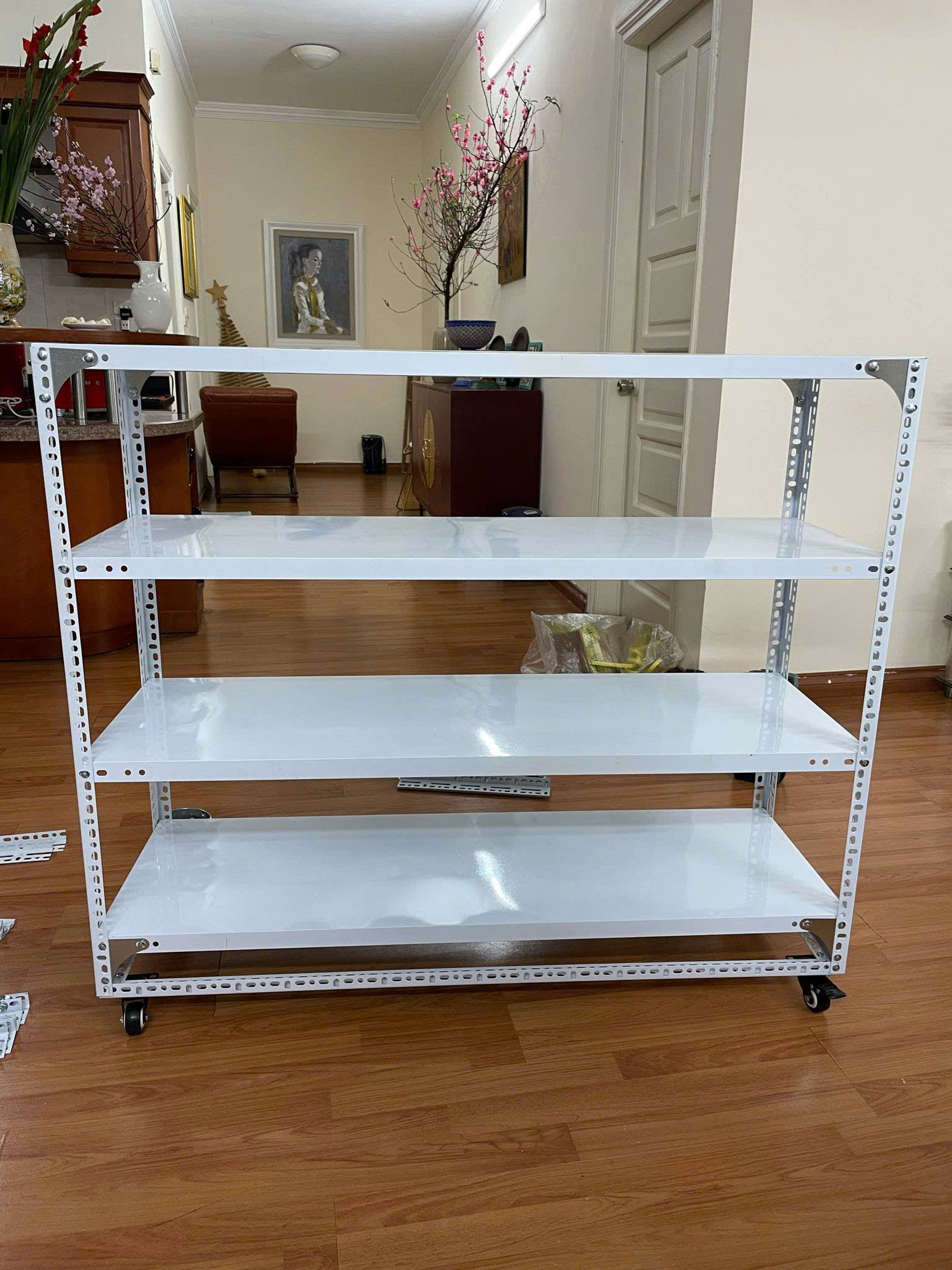 Kệ V lỗ 4 tầng rộng 50 có bánh xe giá 1000k